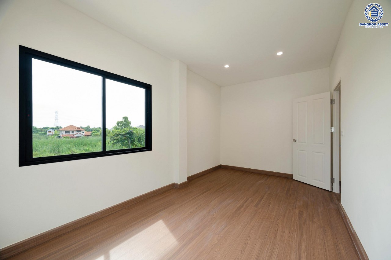 บ้านมือสองตกแต่งใหม่ โครงการ ปฐวีกาญจน์ ประชาชื่น-แจ้งวัฒนะ ทำเลโซนเมือง ดีไซน์สุด Classic ใกล้เซ็นทรัลแจ้งวัฒนะ สนามบินดอนเมือง เดินทางสู่ใจกลางเมืองได้อย่างรวดเร็วด้วย ทางด่วน"ศรีสมาน" และรถไฟฟ้าสายสีชมพู "สถานีเมืองทองธานี" บนเนื้อที่ 61.6 ตร.ว. ฟังก์ชัน 3 ห้องนอน 4 ห้องน้ำ 1 ห้องแม่บ้านพร้อมห้องน้ำ จอดรถได้ 2 คัน